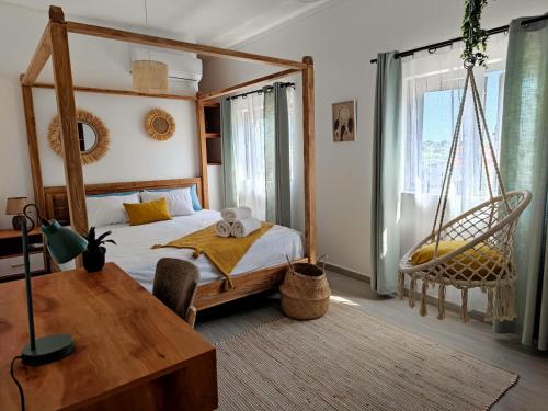 sypialnia z łóżkiem z huśtawką i stołem w obiekcie Villa le Dodo - GBH w mieście Grand Baie