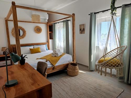 グランベにあるVilla le Dodo - GBHのベッドルーム1室(ブランコ付きのベッド1台、テーブル付)