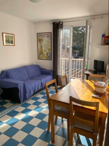 un salon avec une table et un canapé dans l'établissement Les Gîtes de la Madrague, à Ensuès-la-Redonne