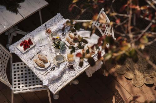 een witte tafel met borden voedsel erop bij Corte San Leonardo in Matera