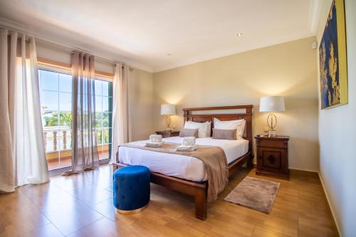 a bedroom with a large bed and a large window at Villa Iris in Galé