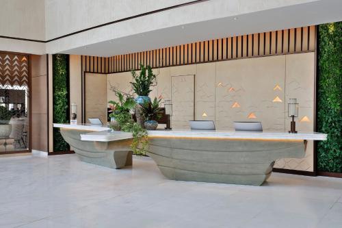 eine Lobby mit zwei großen Badewannen in einem Gebäude in der Unterkunft JW Marriott Hotel Riyadh in Riad
