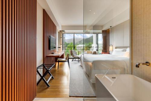 Katil atau katil-katil dalam bilik di The Westin Tashee Resort, Taoyuan