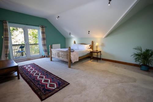 - une chambre avec un lit et une grande fenêtre dans l'établissement 5 Bedroom Holiday Home With Spa Now Available, à Tenby