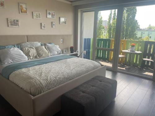 sypialnia z dużym łóżkiem i balkonem w obiekcie 3bedroom Smarthome apartment, close to city center w Zielonej Górze