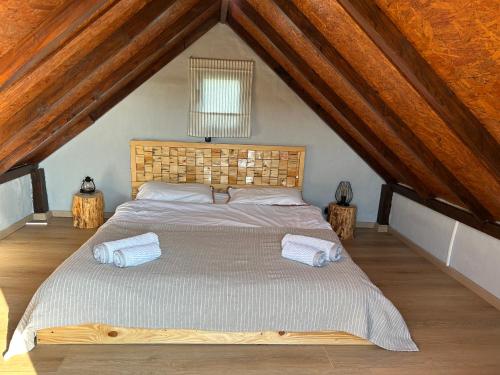 um quarto com uma cama grande num sótão em Mrdina house em Kali