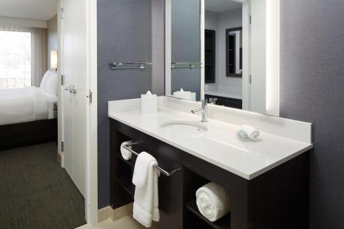 W łazience znajduje się umywalka i lustro. w obiekcie Residence Inn by Marriott Montreal Midtown w Montrealu