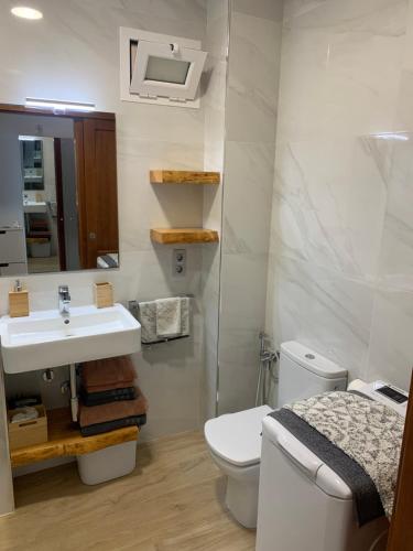 La salle de bains est pourvue d'un lavabo et de toilettes. dans l'établissement Touch the Sea, à Sardina