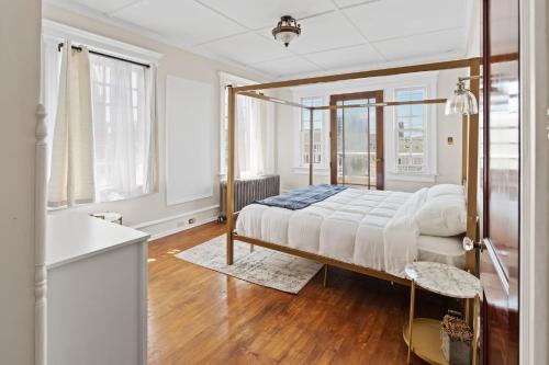 En eller flere senge i et værelse på Grand Historic 8BR 6 5BA Mansion Waterfront Decks