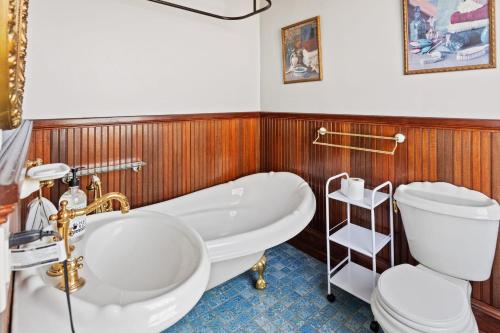 Phòng tắm tại Grand Historic 8BR 6 5BA Mansion Waterfront Decks