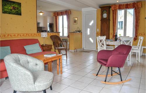 Ruang duduk di Stunning Home In Bugeat With Kitchen