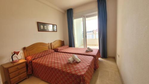 a bedroom with two beds and a window at Gemelos 22-Fincas Benidorm in Benidorm