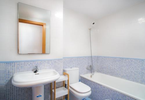 ペニスコラにあるAPARTAMENTO MESTRALのバスルーム(洗面台、トイレ、鏡付)