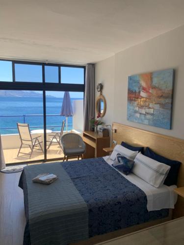 um quarto com uma cama e vista para o oceano em Touch the Sea em Sardina