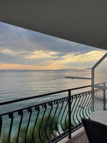 ein Blick auf das Meer vom Balkon in der Unterkunft Apartman Marinac in Podstrana