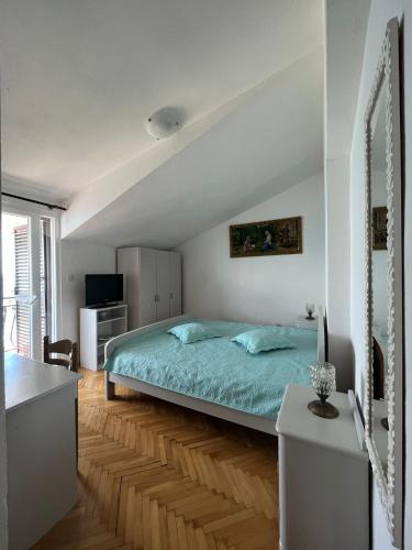 Postel nebo postele na pokoji v ubytování Apartment or room with sea view