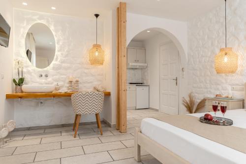 bagno bianco con lavandino e tavolo di Summer Memories Studios a Naxos Chora