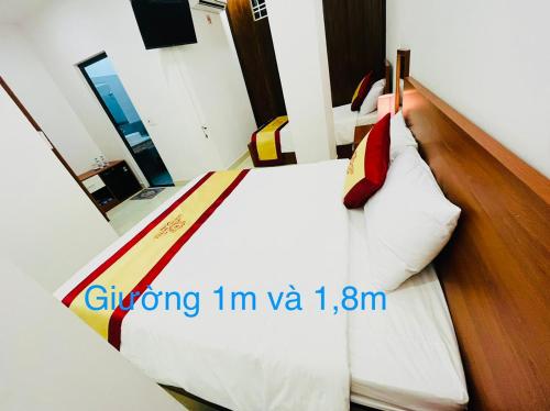 Una cama o camas en una habitación de Sapphire Hotel Hue