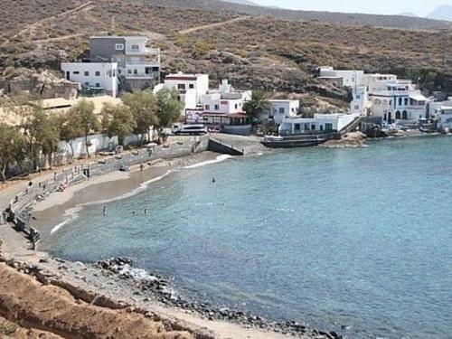 una playa con un grupo de personas nadando en el agua en Van with 3 double bed, nice and quite place, to 500m beatufill beach, en Adeje