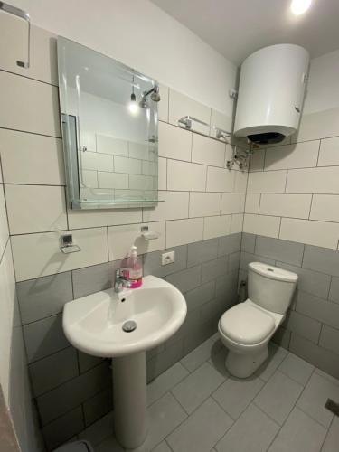 biała łazienka z toaletą i umywalką w obiekcie Lugina e Komanit w mieście Koman