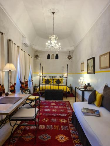 sala de estar con sofá y cama en DAR CHIBANIA, en Marrakech