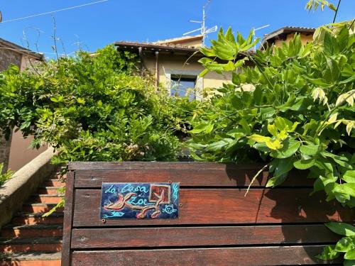 a wooden bench with a painting on it at La casa di Zoe-ARTANDTRAVEL in Montefiascone