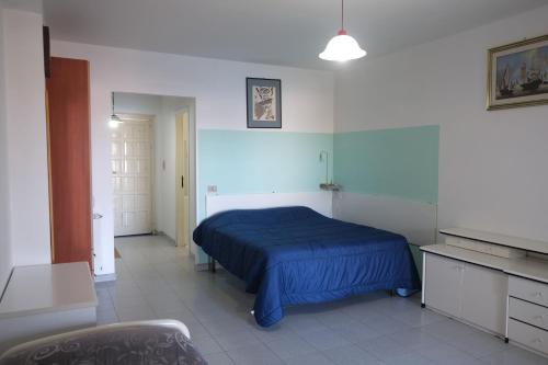 Torre Forteにあるtrilocale "Salina" e monolocale "Panarea" in Portorosaのベッドルーム1室(青いベッド1台付)
