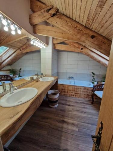 une salle de bain avec deux lavabos et une baignoire dans l'établissement Les Murmures du Moulin, à Tence