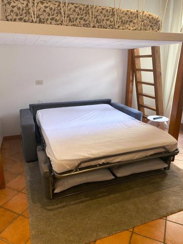 ein Bett auf einem Etagenbett in der Unterkunft Appartamento in centro storico L&L house in Imola