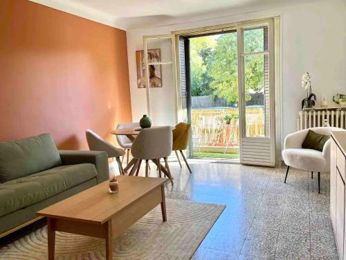 un salon avec un canapé et une table dans l'établissement Bel appartement lumineux et calme à 10min à pied du centre Aix avec parking et Air conditionné, à Aix-en-Provence