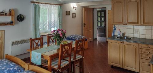 una cucina con tavolo e sedie e una cucina con lavandino di Chalupa Hamr-Kosky a Suchdol nad Lužnicí