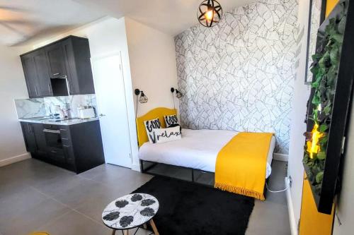 een kleine slaapkamer met een bed en een wastafel bij Studio 38 - Urban Living in the Heart of Brighton in Brighton & Hove