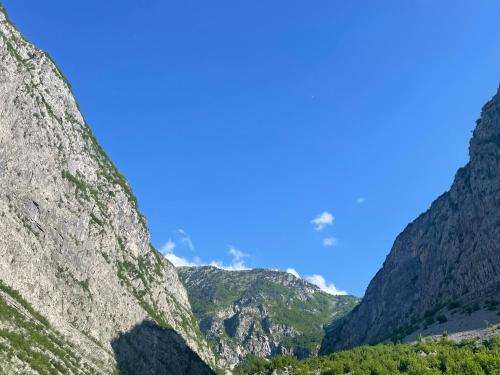 a view of a mountain range with a blue sky at Turi-Selcë in Selcë