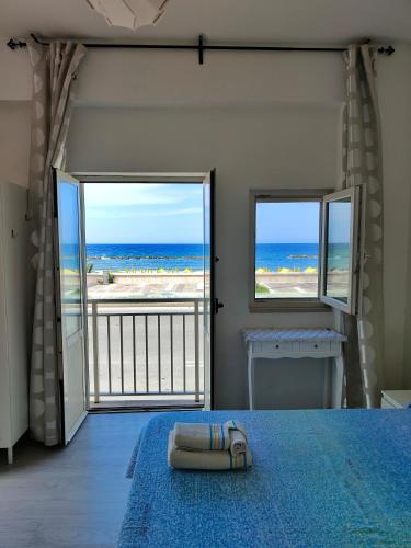- une chambre avec un lit et une vue sur la plage dans l'établissement Blue Room, à Termoli