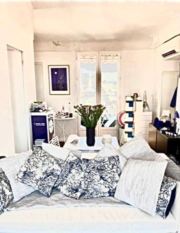- une chambre avec un lit avec des oreillers et une table dans l'établissement Cosy penthouse old town sea view little terraces Air conditionned, à Nice