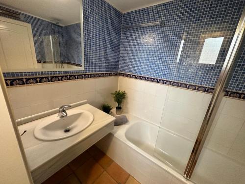 ein Badezimmer mit einem Waschbecken, einer Dusche und einer Badewanne in der Unterkunft Casita El Mirador in Cala de Finestrat
