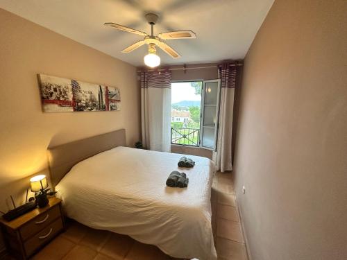 Schlafzimmer mit einem Bett und einem Fenster in der Unterkunft Casita El Mirador in Cala de Finestrat