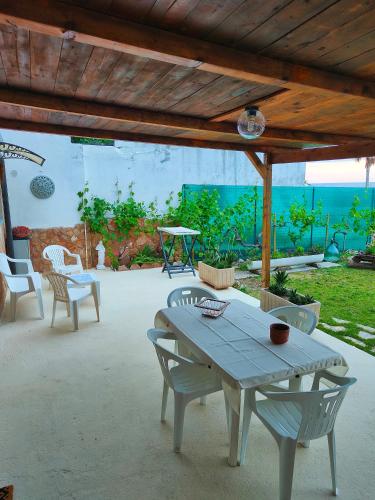 - une table et des chaises sur une terrasse donnant sur l'océan dans l'établissement Blue Room, à Termoli