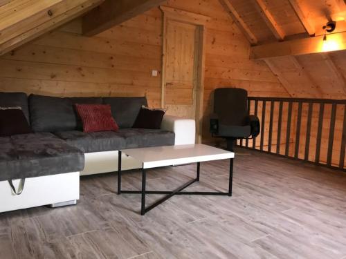 Alièze的住宿－Forest Jura Lodge - Chalet de la Vache，客厅配有沙发和椅子