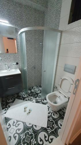 Dimora Gold Hotel في طرابزون: حمام مع مرحاض ومغسلة