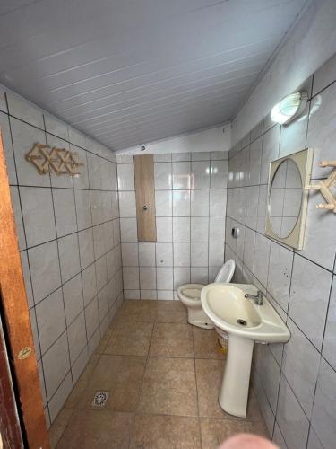 een badkamer met een wastafel en een toilet bij Açaipoint Hostel in Águas da Prata