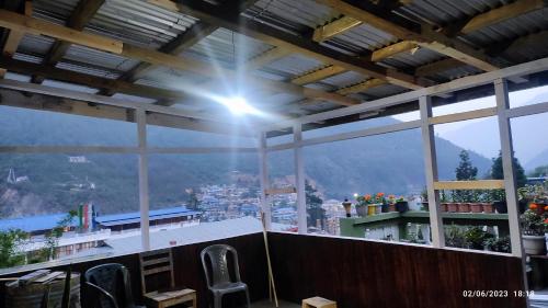 desde el balcón de un edificio con vistas en Khowti Stay, en Dirang Dzong
