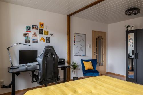 a bedroom with a desk and a chair and a computer at Neu! 9,8 Außergewöhnlich Boxspringbetten Kaffeevollautomat inkl Bettwäsche und Handtücher #MeeneFewo de in Bad Harzburg