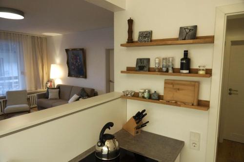 een woonkamer met een bank en een tafel bij Haus Bergkristall - Apartment Schneider in Seefeld in Tirol