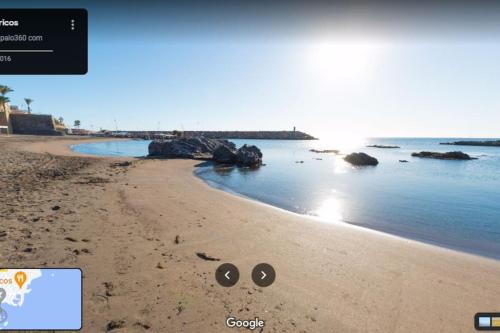 a beach with a face drawn on the sand w obiekcie LA GEODA vivienda vacacional turística 8 personas w mieście Villaricos