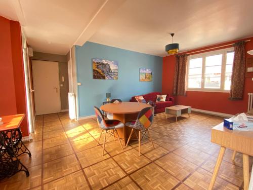 un salon avec une table et un canapé dans l'établissement Chez Sheryl - Appartement Rouen Normandie - 271, à Rouen
