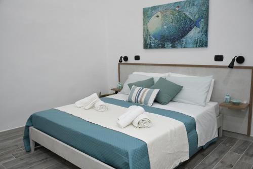 1 dormitorio con 1 cama con toallas en Jolie Maison, en Brindisi