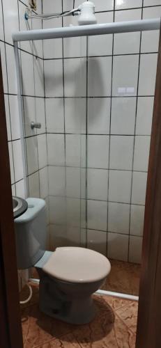 un baño con inodoro y lavabo en Chalé do Radiola, en Ilhabela