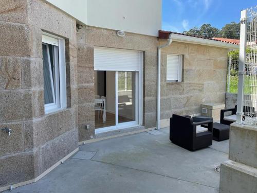 a patio outside of a house with a window at Chalet en Aldán in Cangas de Morrazo