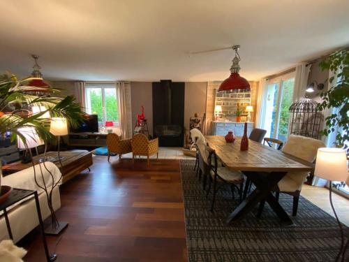 - un salon avec une table en bois dans l'établissement Saint Armel : Maison arborée près du Golfe, à Saint-Armel